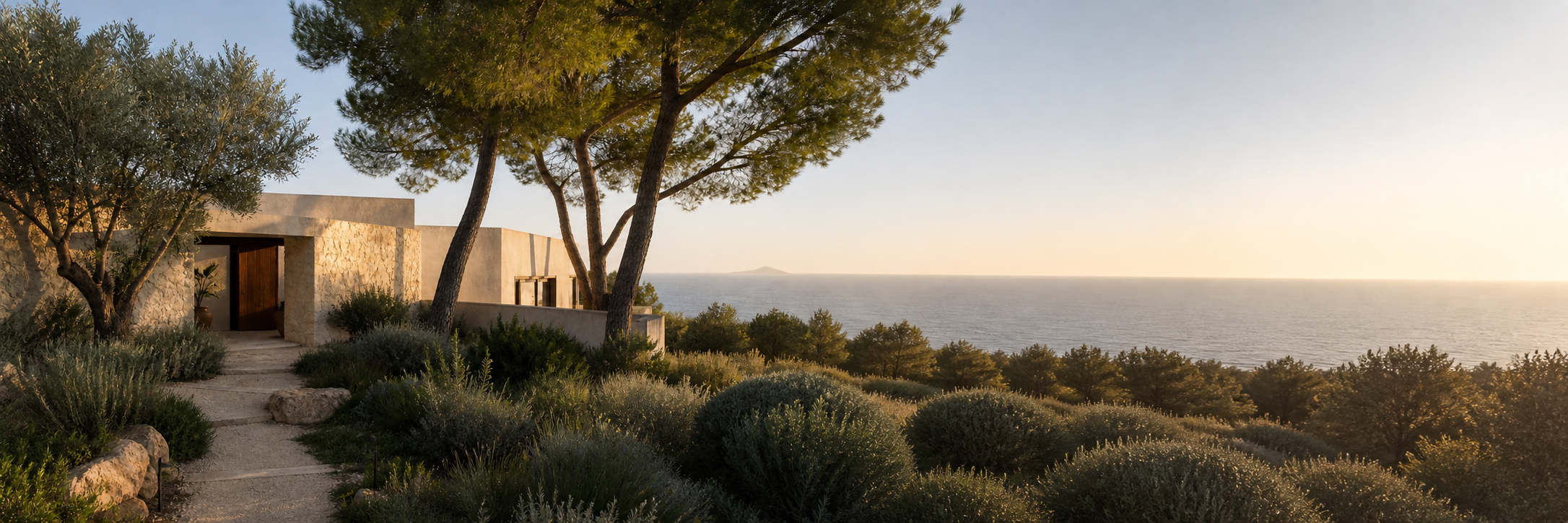 Casa mediterránea entre pinos, con el horizonte marino abierto a la derecha